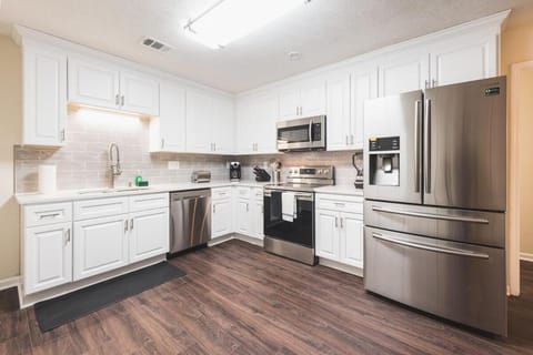 Kitchen or kitchenette, dishwasher, oven, pet friendly, stove