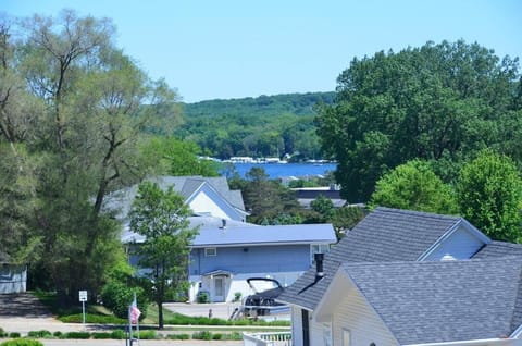 West End Escape -Screened-In Porch - Private Balconies - Lake View - Walking Distance to Public Beach Casa in Fontana-On-Geneva Lake