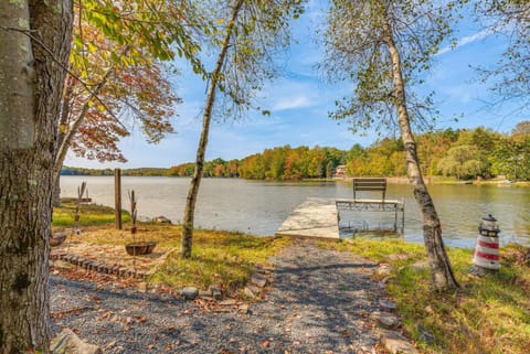 Arrowhead Lake Retreat with Dock and Pool Access! House in Coolbaugh Township