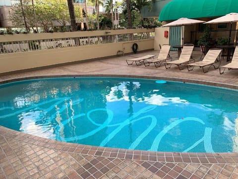 FREE parking, 2 Bedroom Condo Waikiki Sleeps 6 Apartment in McCully-Moiliili