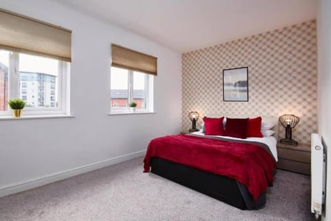 Large Stylish House - Sleeps 10 House in Salford