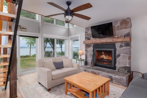 Shelburne Bay Retreat Modern 3BR Lakefront Views House in Shelburne