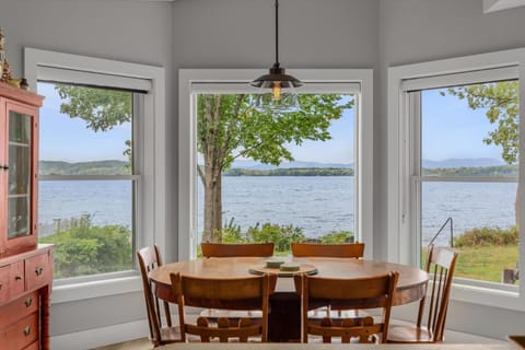 Shelburne Bay Retreat Modern 3BR Lakefront Views House in Shelburne