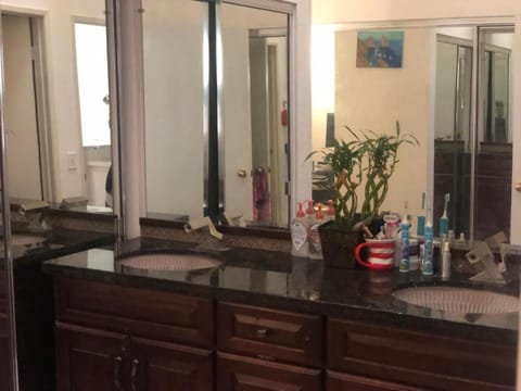 Irvine Master Bedroom with private bathroom by UCI, SNA, beach! Vacation rental in Irvine