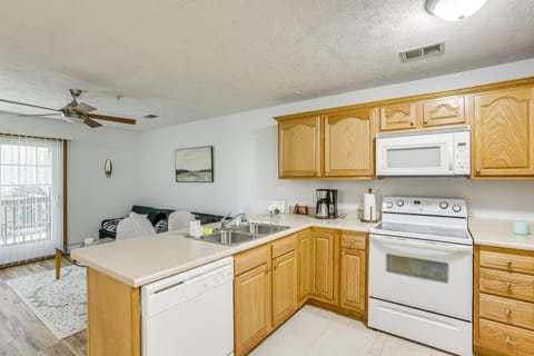 3 Mi to WVU Condo with Deck in Morgantown Appartamento in Morgantown