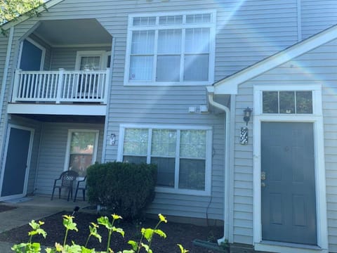 Cozy 2 Bedroom, 2 Full Bath Condo Close to MGM, Top Golf, Natl Harbor & So Much More Appartamento in Oxon Hill