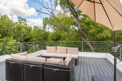 Patio, View (from property/room), Balcony/Terrace, Seating area, Garden view