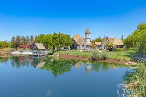 Luxury Castle Retreat at UC Davis Casa in Davis