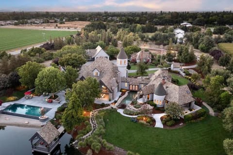 Fairytale retreat at UC Davis pool lake kitchen Casa in Davis