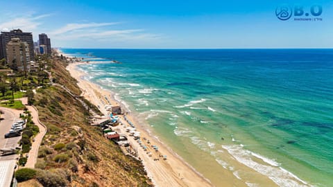 סוזן און דה ביץ' Apartment in Netanya