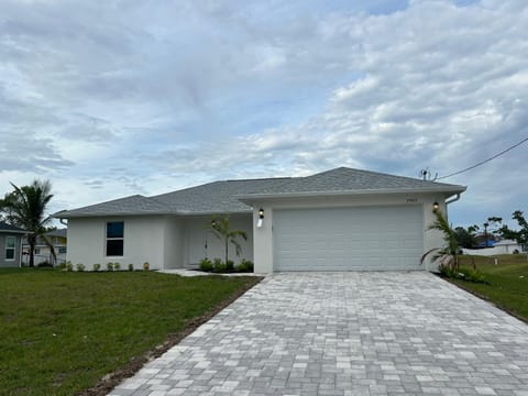 New Build with Heated Pool! Perfect for 2 families House in Cape Coral