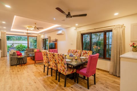 Living room, Seating area, Dining area, air conditioner