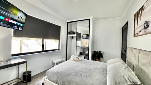 Bed, TV and multimedia, Bedroom