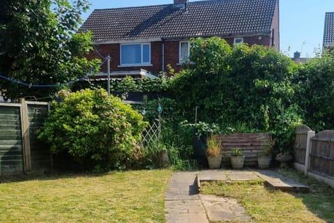 Doncaster-House-Sleeps8-Parking-Garden House in Doncaster