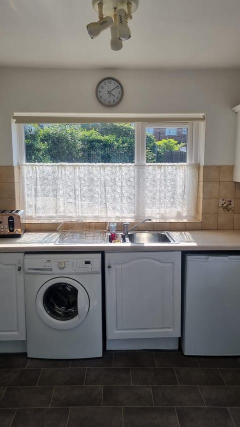 Kitchen or kitchenette, washing machine