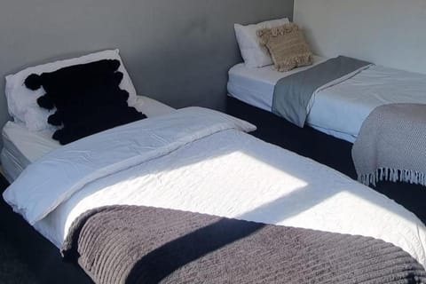 Doncaster-House-Sleeps8-Parking-Garden House in Doncaster