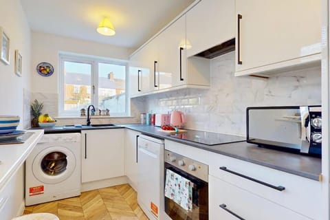 Bright & Spacious 4 Bed Victorian Home by Blue Buzzard Property Maison in Folkestone