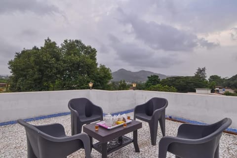 Patio, Day, Natural landscape, Living room, Food and drinks, Seating area, Dining area, Food, Mountain view