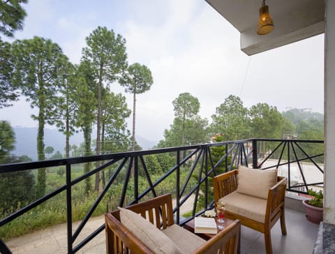 Facade/entrance, Spring, Day, Natural landscape, View (from property/room), Balcony/Terrace, Living room, Seating area, Dining area, Mountain view