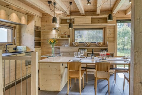 Kitchen or kitchenette, Dining area