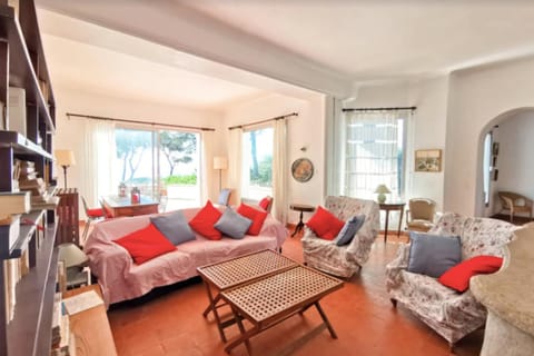 Beautiful villa with garden and sea view Apartment in Fréjus