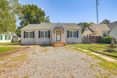 Walk Downtown Home with Yard in Clarksdale Casa in Clarksdale