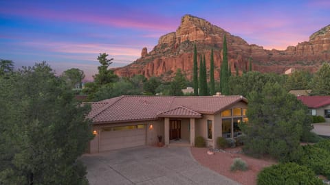 Chapel Area, Nearby Hiking and Biking & Private Hot Tub! Sedona Among the Rocks House in Sedona