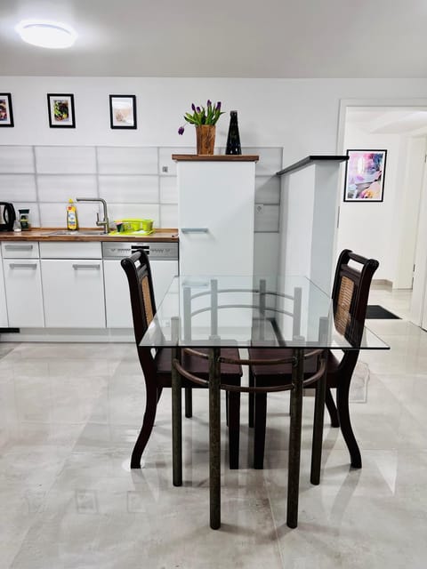 Kitchen or kitchenette, Seating area, Dining area, oven, stove