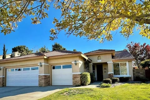 416A Massive home in a great community Casa in Palmdale