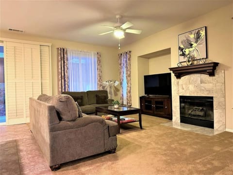 416A Massive home in a great community Casa in Palmdale