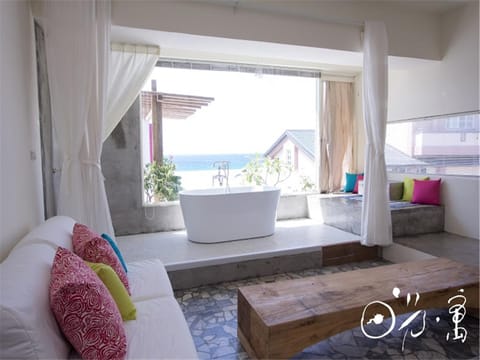 Shower, Spring, Day, Natural landscape, Bathroom, Balcony/Terrace, Photo of the whole room, Beach, On site, Mountain view, Sea view