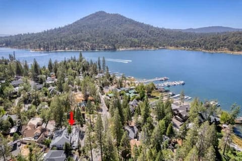 Luxury Lake Home-The Bear Claw-Boat Slip-Sleeps 16 House in Bass Lake