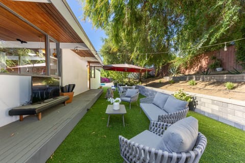 Mid-century Masterpiece With Pool , Spa & Tesla Casa in Escondido Village