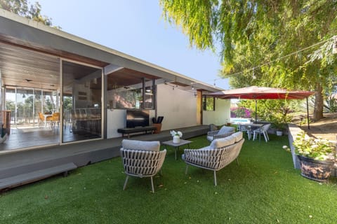 Mid-century Masterpiece With Pool , Spa & Tesla Casa in Escondido Village