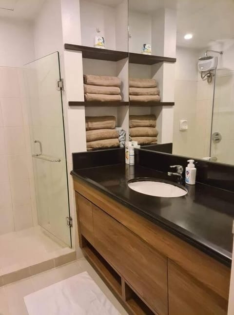 3BR Elegant & Central Loc- Netflix, WiFi, MiniBar! Apartment in Mandaluyong