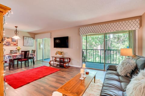 Quiet Condo with Balcony, Walk to Lake Monroe! Appartement in Deltona