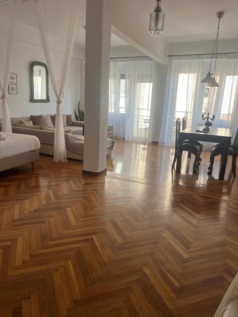 Bed, Living room, Photo of the whole room, Seating area, Dining area, Bedroom