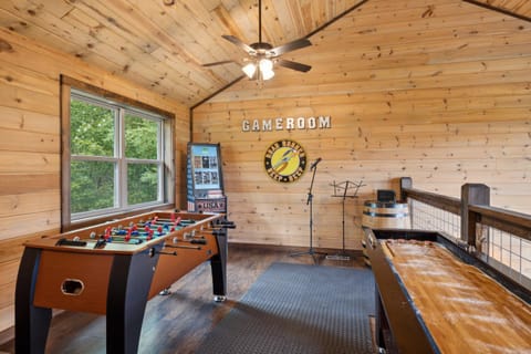 Serene 2BR Cabin with Hot Tub, Games & Mountain Views in Cobbly Knob Family & Pet Friendly House in Pittman Center