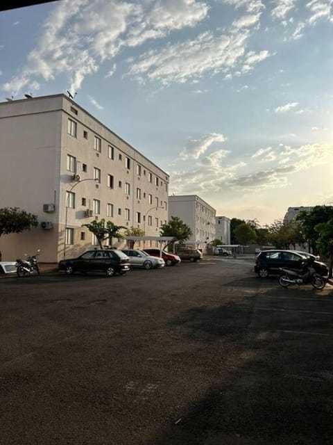 Apt térreo, com ar condicionado, garagem, academia Apartment in Uberlândia