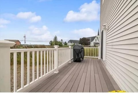 Wonderful seaside retreat steps to the sand on cul de sac Haus in Hampton Beach