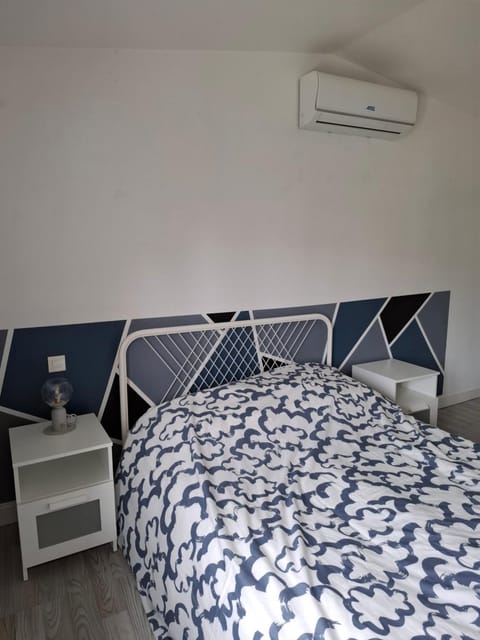 Bed, Photo of the whole room, Bedroom, air conditioner