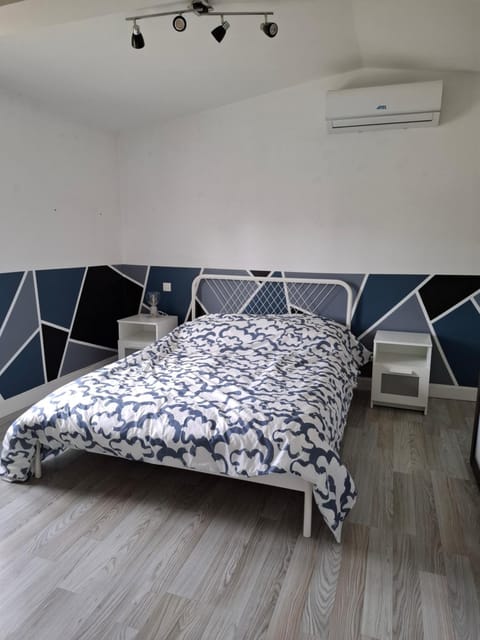 Bed, Photo of the whole room, Bedroom, air conditioner