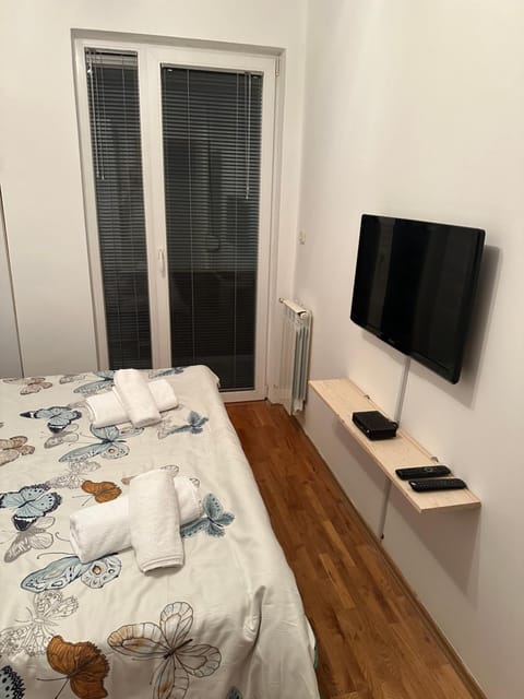 Bed, TV and multimedia, Bedroom