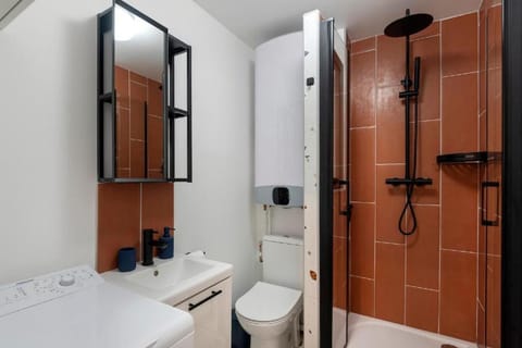 Shower, Toilet, Bathroom, towels