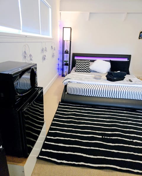 Simply Liyan Black & White Comfy Stylish Room in the heart if Vancouver! Free parking, Self check-in & just 4 mins to Metrotown! Vacation rental in Burnaby