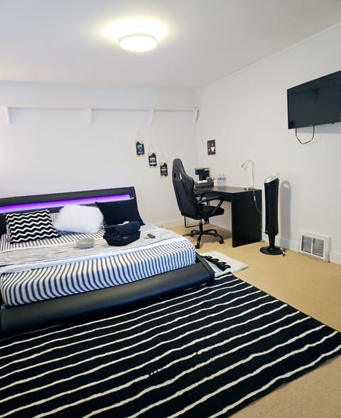 Simply Liyan Black & White Comfy Stylish Room in the heart if Vancouver! Free parking, Self check-in & just 4 mins to Metrotown! Vacation rental in Burnaby