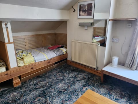 4 single beds shared bathroom Bed and Breakfast in Nottingham