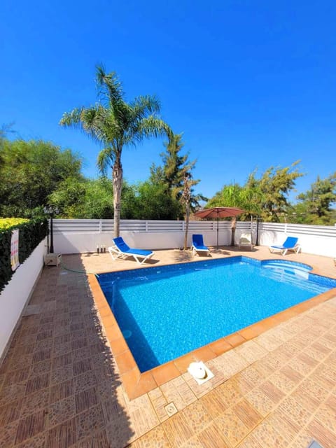 Pool view, Swimming pool, sunbed