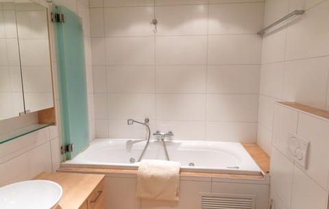 Shower, Hot Tub, Bathroom, Bath, towels