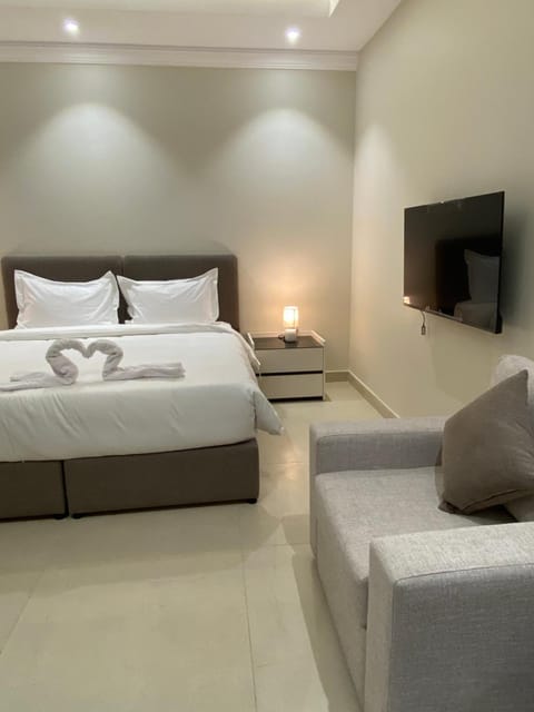 Bed, TV and multimedia, Photo of the whole room, Seating area, Bedroom